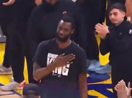 当勇士球迷起立为威金斯鼓掌时，队友鲍威尔对他说：别哭